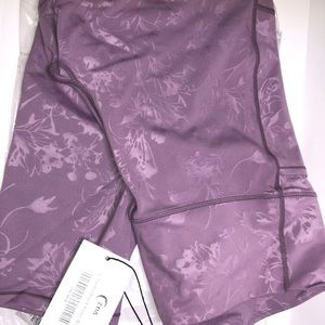New Zyia Activewear Light Lilac Floral Hi-Rise Capri 20” Leggings